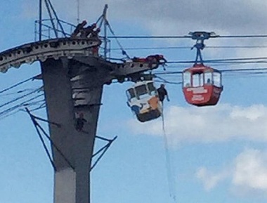 Până la 100 de oameni, inclusiv copii, au rămas blocaţi într-o telecabină la Koln