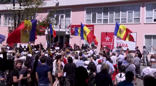 Sute de persoane au mărşăluit la Chişinău împotriva noii legi electorale