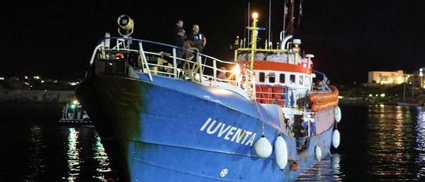 O navă a unui ONG german, prima ambarcaţiune care salvează migranţi blocată de Italia la Lampedusa