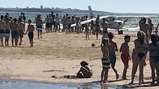 Un bărbat şi un copil au fost ucişi de un avion care a aterizat de urgenţă pe o plajă de lângă Lisabona