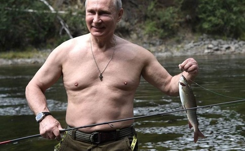Putin, la pescuit în munţii din Siberia