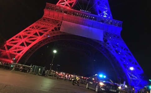 UPDATE: Un bărbat care avea o armă albă asupra sa, arestat la Turnul Eiffel