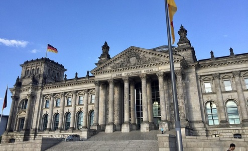 Turişti chinezi arestaţi în faţa Parlamentului german unde s-au pozat făcând salutul hitlerist