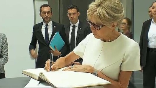 Peste 150.000 de semnături împotriva acordării statutului de Primă Doamnă lui Brigitte Macron