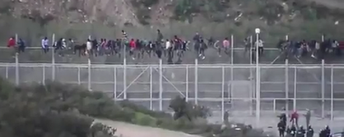 Peste 100 de migranţi din Africa subsahariană au forţat luni intrarea din Maroc în Spania