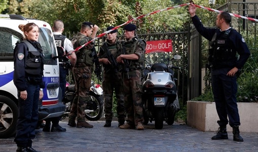 Trei dintre cei şase militari, răniţi grav în atacul cu maşină la periferia Parisului, anunţă Ministerul Apărării