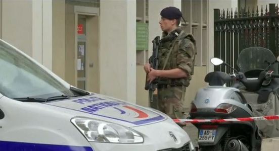 Premierul Philippe anunţă că bărbatul arestat pe autostradă este principalul suspect în urma atacului asupra militarilor din Paris