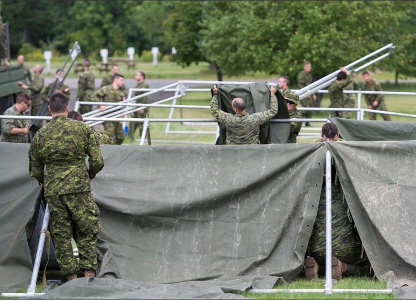 Soldaţii canadieni au început construcţia unei tabere temporare pentru solicitanţii de azil la graniţa cu Statele Unite