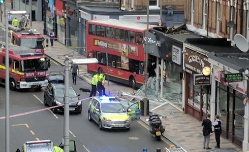 Mai mulţi răniţi după ce un autobuz double-decker a intrat într-o clădire la Londra