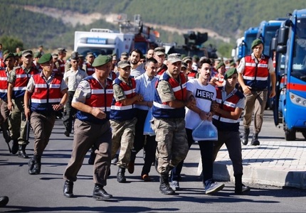 Autorităţile turce au emis joi mandate de arestare pentru 35 de persoane suspectate de legături cu Gulen