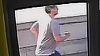 Poliţia britanică a arestat un bărbat suspectat că, în timp ce făcea jogging, a împins o femeie în faţa unui autobuz