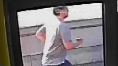Poliţia britanică a arestat un bărbat suspectat că, în timp ce făcea jogging, a împins o femeie în faţa unui autobuz