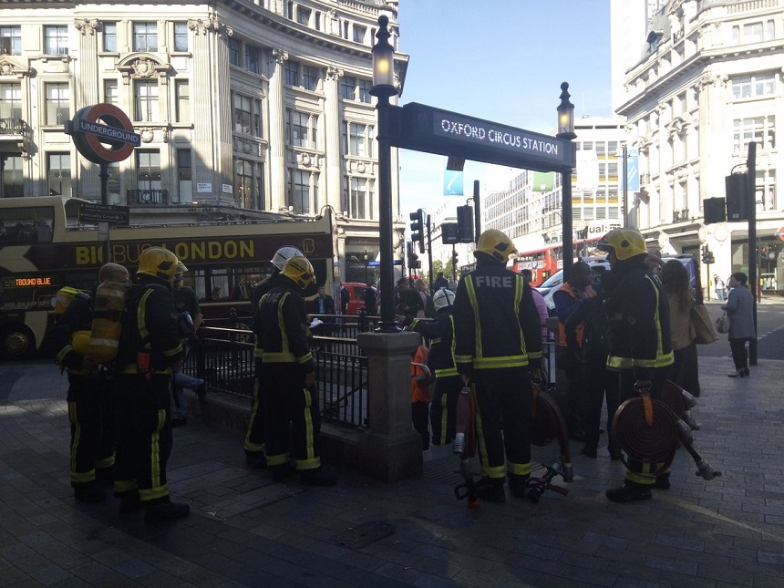 UPDATE - Staţie de metrou din centrul Londrei, evacuată după ce un vagon a luat foc. Mai multe persoane au avut nevoie de îngrijiri medicale. FOTO