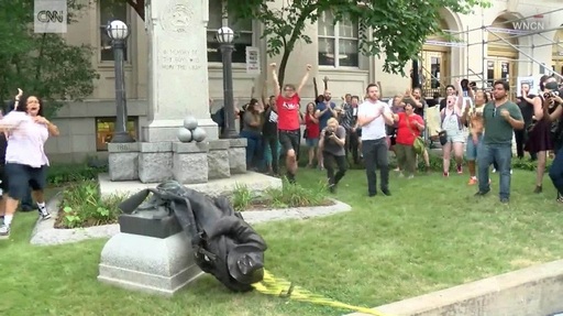 Statuie confederată dată jos de pe soclu la un miting paşnic în North Carolina