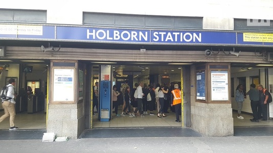Poliţia britanică a evacuat staţia de metrou Holborn, în centrul Londrei, din cauza unui tren ”defectuos”, după raportarea unui incendiu într-un vagon de metrou