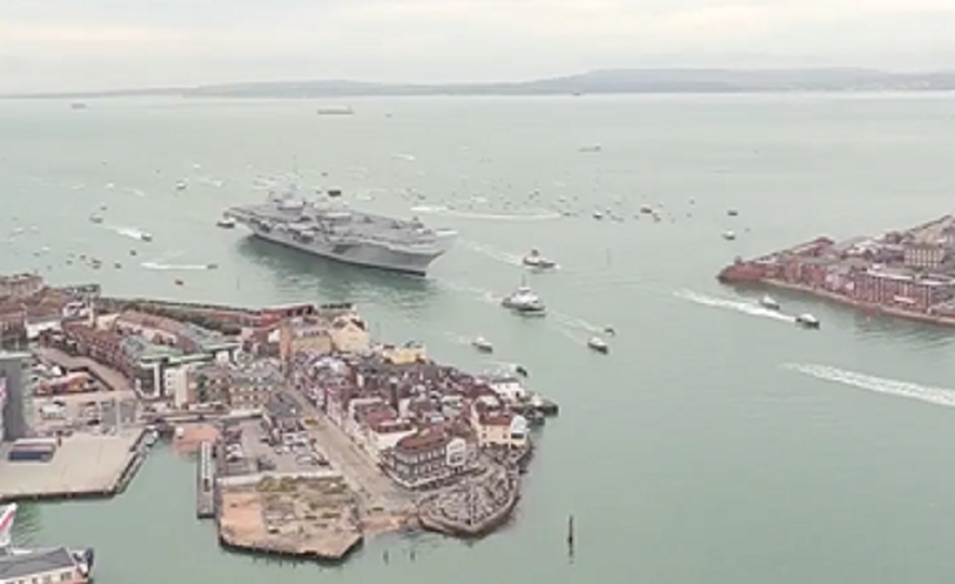 Portavionul HMS Queen Elizabeth, cea mai mare navă de război britanică, soseşte la Portsmouth, baza sa
