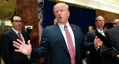 Donald Trump, izolat după declaraţiile despre violenţele de la Charlottesville