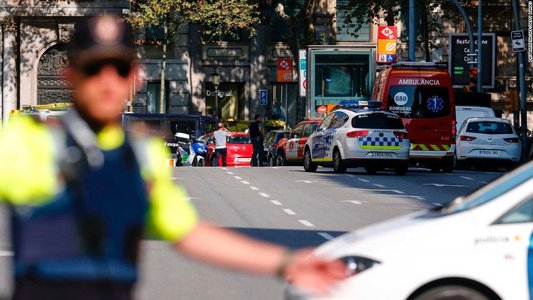 Poliţia catalană confirmă că investighează un incident terorist, soldat cu până la 13 morţi, scrie presa locală
