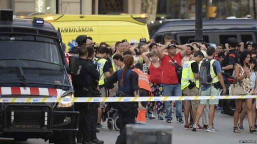 Monumente din întreaga lume, cu luminile stinse sau luminate într-un mod special în semn de omagiu pentru victimele atacului terorist de la Barcelona