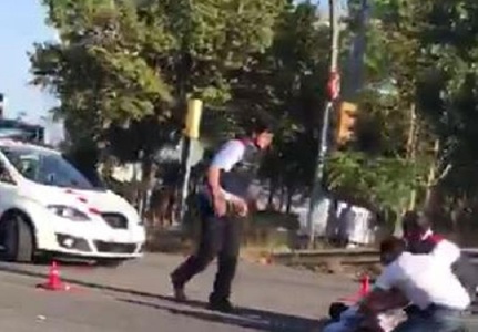 Bărbatul mort din maşina ce a rănit un poliţist la un punct de control din Barcelona nu era şoferul,cum s-a crezut iniţial