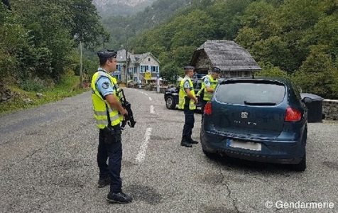 Poliţia franceză caută în toată ţara o autoutilitară Kangoo închiriată joi în Spania de suspecţi în atentatele din Catalonia
