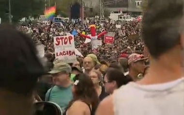 Sute de oameni protestează faţă de militanţii de extremă-dreapta la Boston