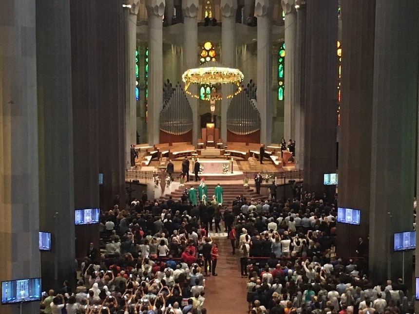Aproximativ 2.000 de persoane s-au recules duminică, la Sagrada Familia, pentru a le aduce un omagiu victimelor atentatelor teroriste. VIDEO