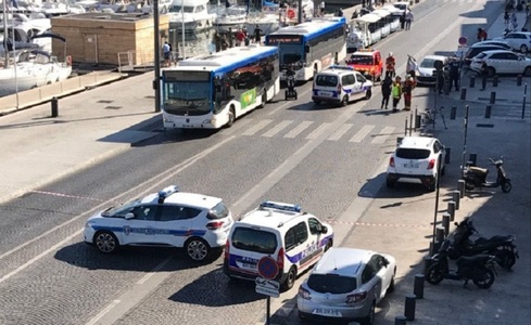 UPDATE - O persoană a fost ucisă, iar alta rănită de un vehicul care a intrat în două staţii de autobuz, la Marsilia. Şoferul, un bărbat care ar avea probleme psihice, a fost reţinut