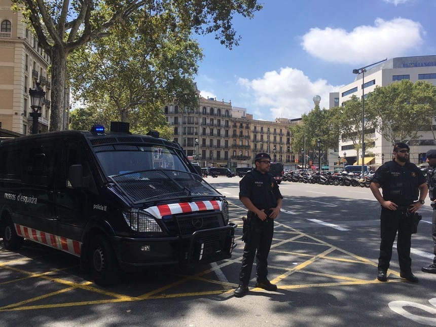 UPDATE - Poliţia a evacuat Placa de Catalunya, din Barcelona, la patru zile după atacul terorist. Alerta a fost falsă VIDEO