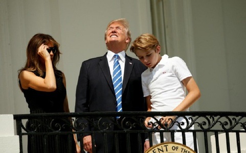 Donald Trump s-a uitat de trei ori în Soare fără ochelari în timpul eclipsei