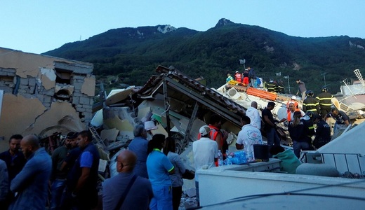 Pompierii salvează al doilea copil de sub dărâmături, în urma cutremurului, pe Insula Ischia