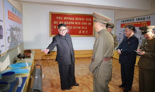 Schiţe a două noi rachete, de tip Pukguksong-3 şi Hwasong, publicate de KCNA în fotografii de la o vizită a lui Kim Jong-un la o fabrică de motoare cu combustibil solid