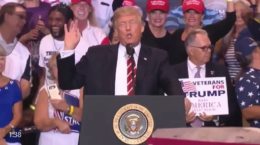 Trump îşi apără ofensiv, la Phoenix, reacţia de după Charlottesville, atacă presa, ”elitele” şi Washingtonul