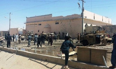 Cinci morţi şi zeci de răniţi în Afganistan într-un atentat sinucigaş cu maşină vizând poliţişti şi militari adunaţi să-şi ia lefurile