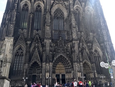 Poliţia a amplasat baricade de beton în faţa faimoasei catedrale gotice din Koln, de teama atentatelor