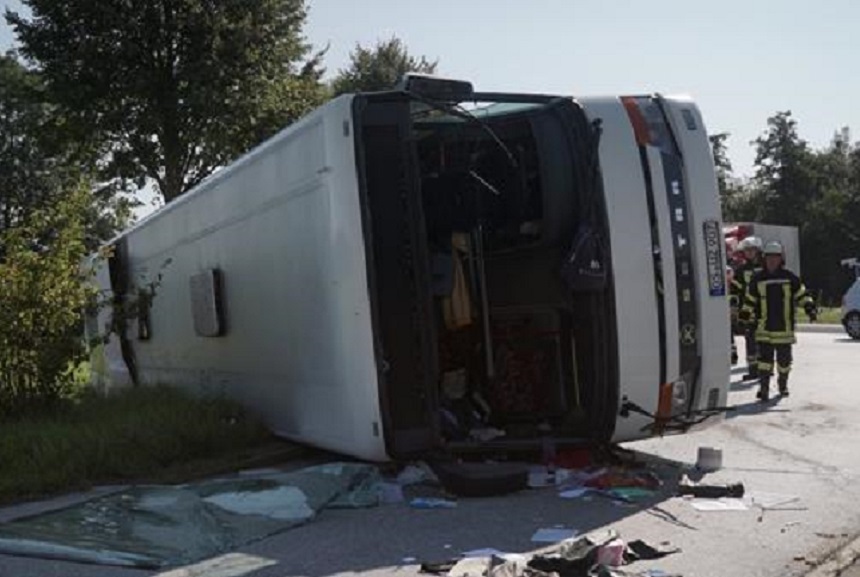 Un autocar cu românce care lucrau în domeniul agricol s-a răsturnat în Germania; cel puţin 44 de oameni au fost răniţi