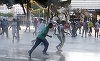 Ciocniri între migranţi şi poliţia antirevoltă la Roma, într-o operaţiune de evacuare a unei pieţe ocupate din 2013 - VIDEO