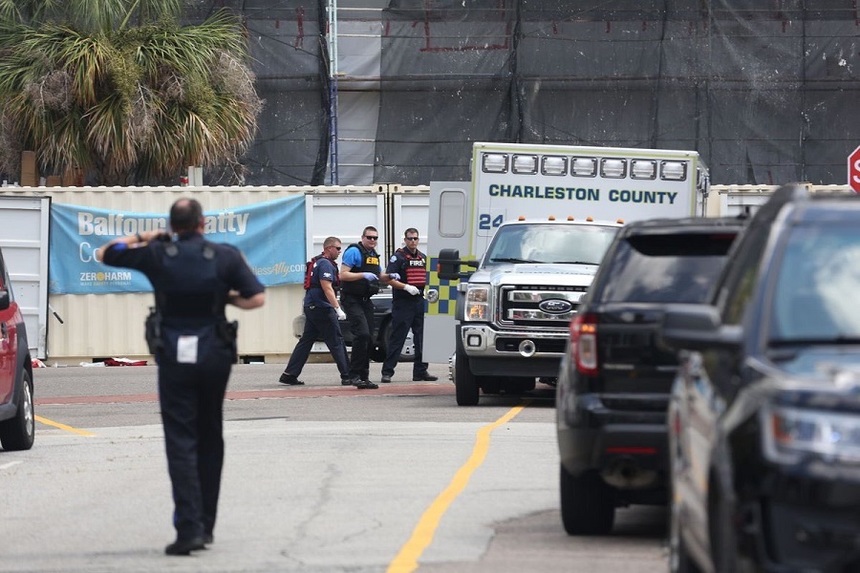 UPDATE - Un angajat nemulţumit a împuşcat o persoană şi a luat mai multe persoane ostatice la Charleston. Agresorul a fost împuşcat, iar ostaticii au fost eliberaţi