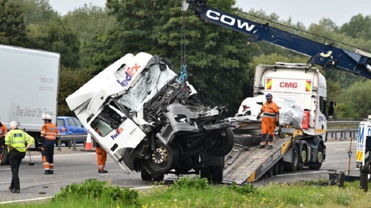 Opt morţi şi patru răniţi în Anglia, după o coliziune între două camioane şi un microbuz