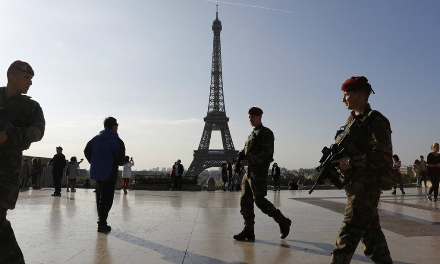 Un tânăr militar din cadrul Operaţiunii Sentinelle s-a sinucis, cu puşca de asalt de tip Famas din dotare, la Paris