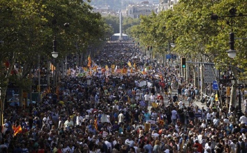 UPDATE - ”Nu mi-e frică!”: Mare manifestaţie de ”respingere a terorismului” la Barcelona; Felipe al VI-lea, primul suveran spaniol care participă la un marş de la restaurarea monarhiei