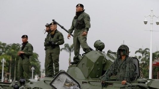 Venezuela îşi mobilizează tancurile şi militarii în faţa ”ameninţării” americane