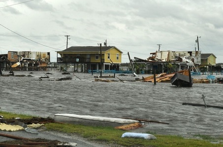 Trump merge marţi în Texas, în urma uraganului Harvey, în timp ce meteorologii au avertizat că urmează un nivel record de precipitaţii în următoarele zile