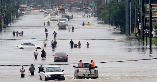Trump vizitează marţi două oraşe din Texas, pentru a inspecta pagubele produse de Harvey; poliţia din Houston şi Paza de Coastă au salvat peste 6.000 de oameni.VIDEO