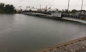 Digul Columbia Lakes, la sud de Houston, s-a spart, iar apa inundă o zonă locuită care a primit ordin de evacuare de duminică