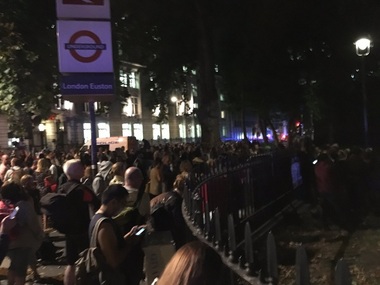 Una dintre cele mai aglomerate staţii de metrou din Londra, evuacuată după explozia unei ţigări electronice. VIDEO