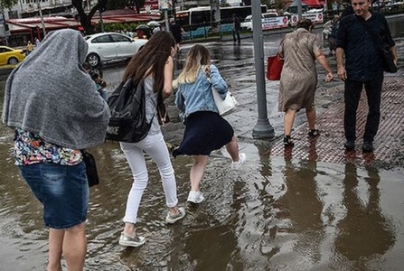 Inundaţii puternice la Istanbul, ce au paralizat traficul în oraş. VIDEO