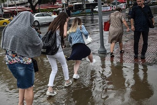 Inundaţii puternice la Istanbul, ce au paralizat traficul în oraş. VIDEO
