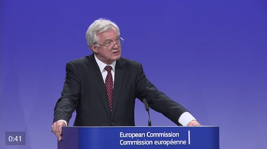 Davis îndeamnă Bruxellesul să dea dovadă de ”flexibilitate” în vederea ieşirii din impasul negocierilor cu privire la Brexit