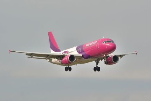 Daily Mail: Sute de britanici au rămas blocaţi în România după anularea unui zbor al companiei Wizz Air spre Glasgow. Explicaţiile Wizz Air